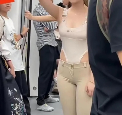 浙江女子穿带“沟”衣服乘坐地铁，旁人不敢正视，网友：怕被打

