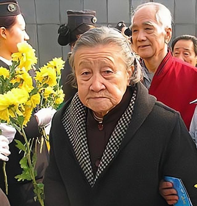 1937年，一群日本兵，撕掉怀孕7个月李秀英的衣服，不堪受侮的她，用头撞墙逃过一