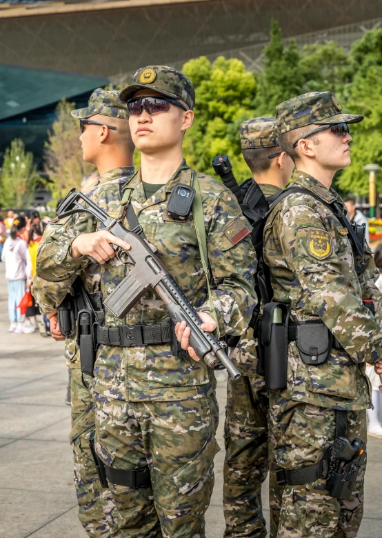 万家灯火，有他们在！
当在家中与亲人团聚，享受节日的温馨时，武警官兵们却在岗位上