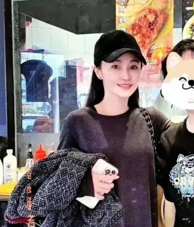 姚笛现身加拿大早餐店，低调亲民
近日，有网友在加拿大某早餐店偶遇姚笛。她身穿休闲