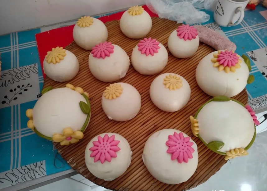 虽然婆婆非常节俭也不爱干净，但是她的手真的挺巧的，这点儿我不如她。她每次都能把面