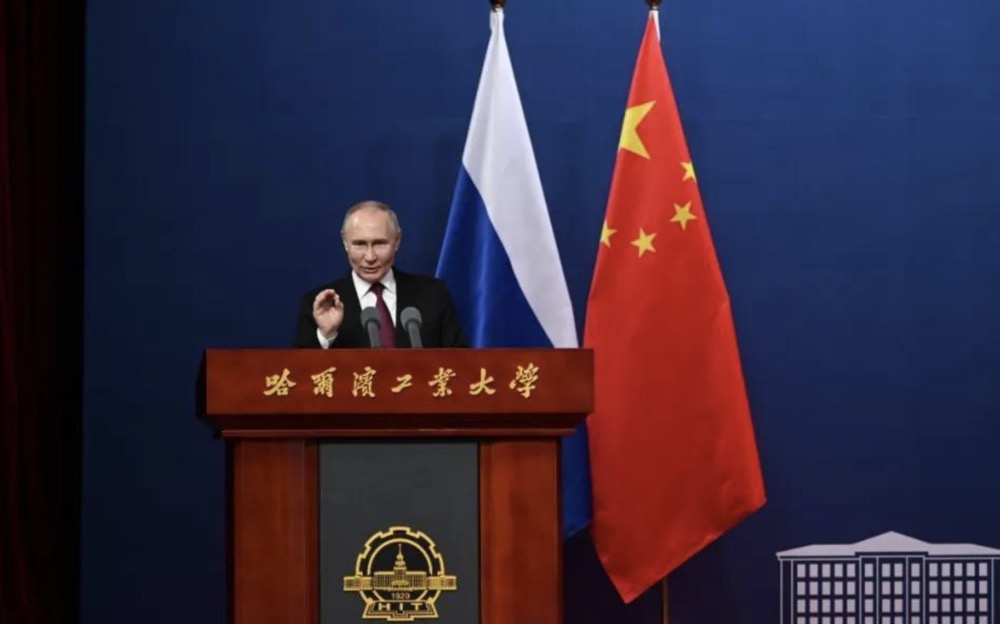 普京访问哈尔滨目的很明确，就是想要振兴远东，跟我们想要振兴东北有着共同的意向！
