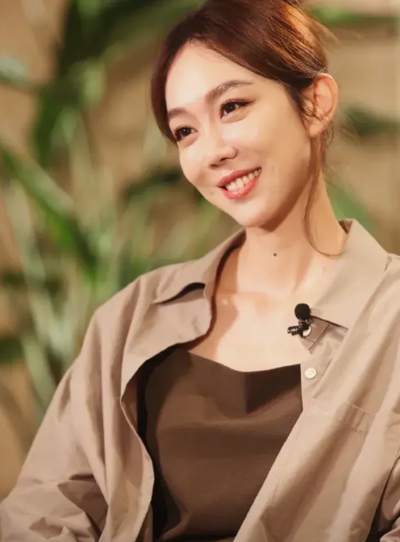 女演员姜妍结婚了，她嫁给了北京一个银行的行长，我看八卦说，是宋丹丹给牵的线。
