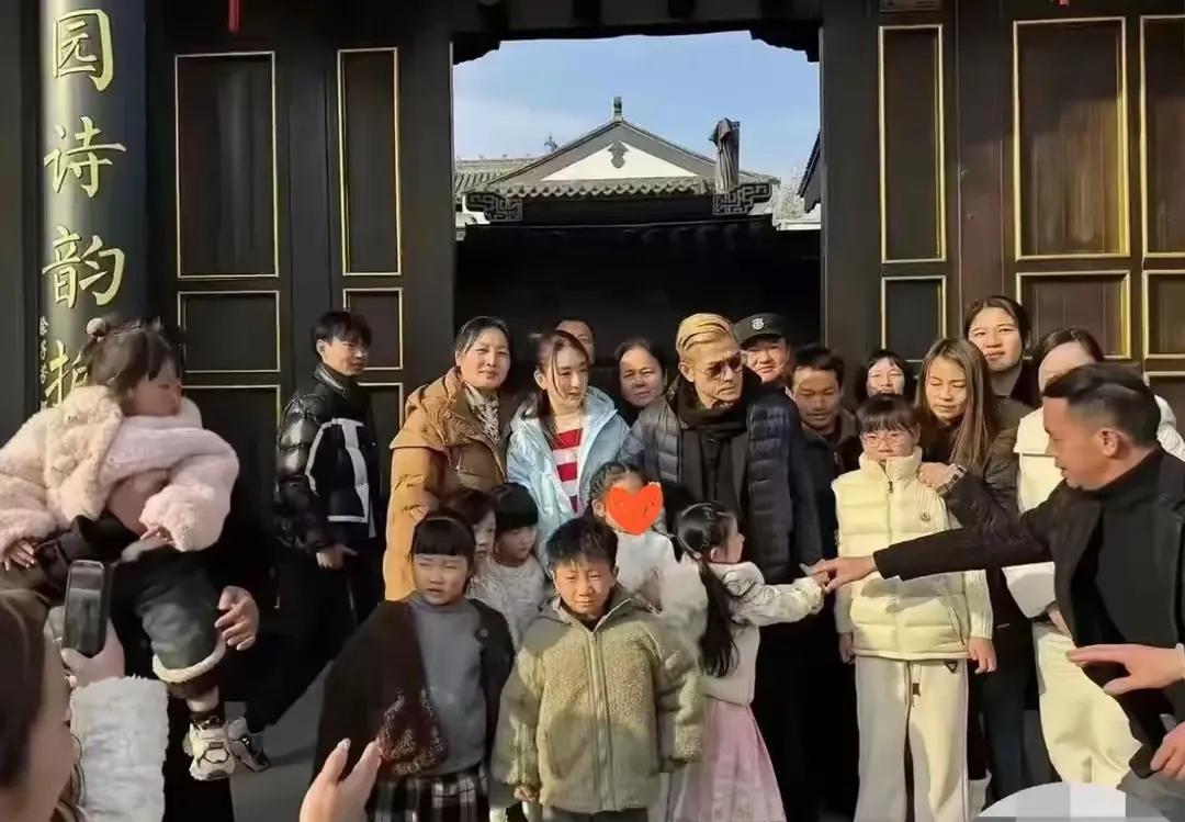 郭富城和家人们在一起过春节，一家人喜气洋洋，郭富城和老婆孩子们一起放鞭炮，放烟花
