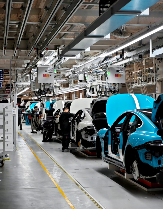 小米汽车的生产线还在工作中，雷军之前说小米采用的全自动的生产，但从现场图片来看，