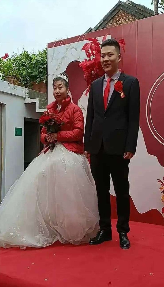 看来新娘子一定有什么特别的地方。