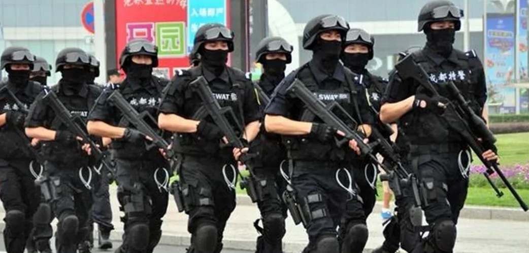 发现没有，为什么特警出任务会带面罩把脸遮住，而军队却很少带啊？

穷凶极恶的犯罪