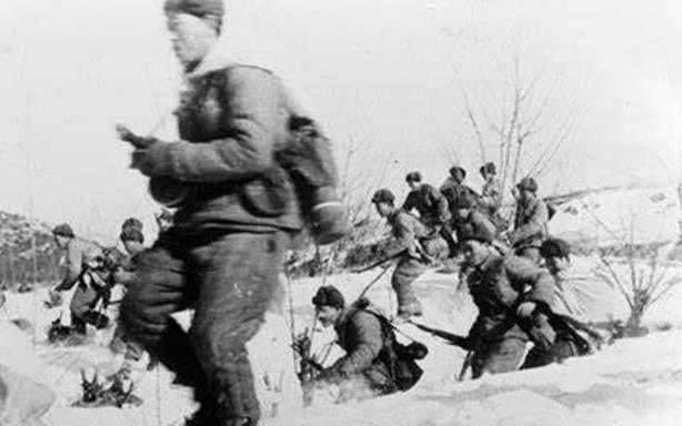 1952年，志愿军哨兵在站岗时，不打招呼，擅自离开哨位，让全团着急了一个晚上。次