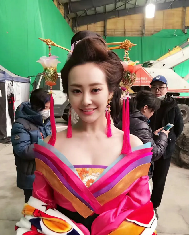 李纯说：大一校庆我表演芭蕾，张艺谋导演在台下看，选中我出演《金陵十三钗》。当时窦