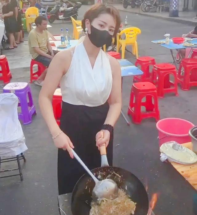 网红炒粉姐摘口罩遭嘲讽，网友扭曲人性引热议
2025年2月19日，广东东莞——曾