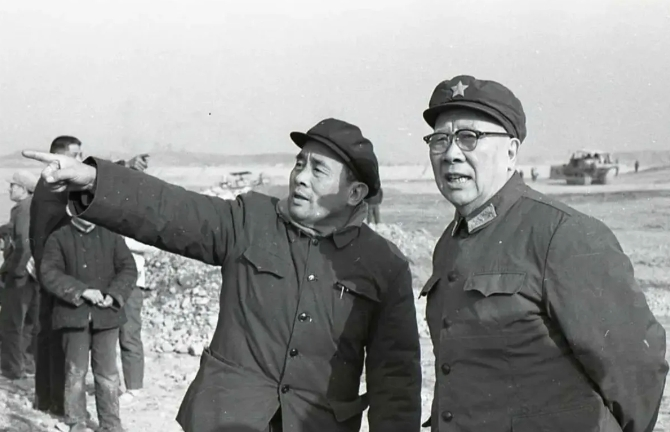 1984年，退休的曾将军来到大连一处水库钓鱼，就在垂钓时，水库的负责人走了过来，
