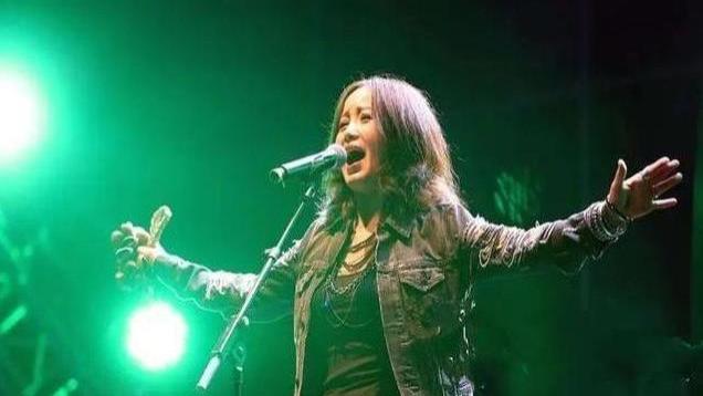 她上4次春晚，和恩师同居怀孕，被骗流产，如今56岁依然单身！