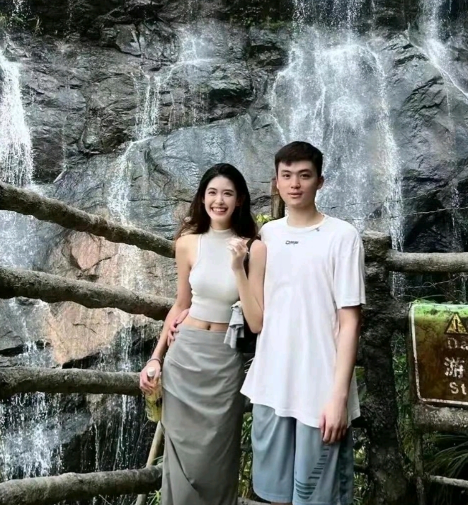 考验一下你的眼力劲，他俩是什么关系啊？有人能猜到吗？！哈哈哈！[开怀大笑][开怀