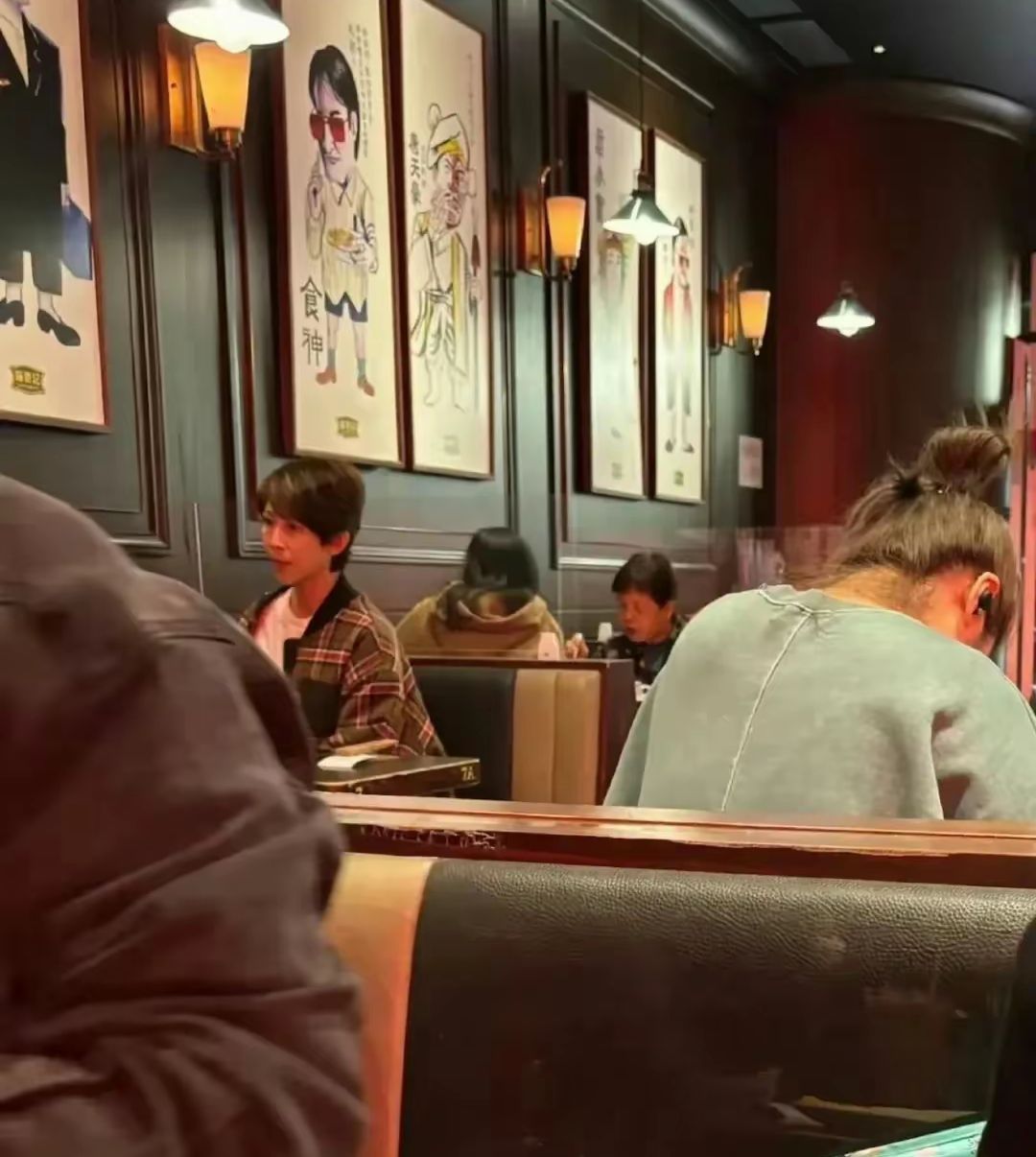 香港网友茶餐厅偶遇蔡少芬，本人好瘦啊! 年过50一头短发十分利落干练，看明星的5