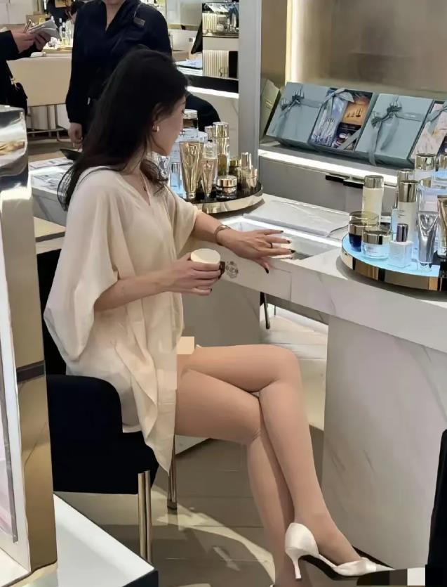 第一次见面，就要来这里买东西，我是不是应该找个借口上厕所溜掉啊？