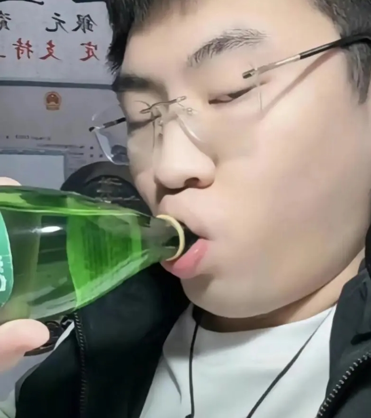 忍不住吐槽一下最近很火的听泉鉴宝，他的专业知识可能确实比一般人强，可是，人家把钱
