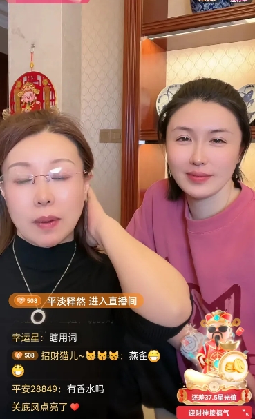 关思慧今晚在直播间和妈妈李小雨一起直播。关思慧说：我妈妈性格很好的，能容忍我爸爸