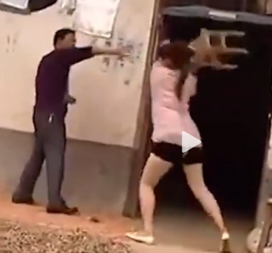 王源和妻子结婚多年，有个可爱的儿子豆豆。某天，他无意间瞥见妻子手机上的新消息，好