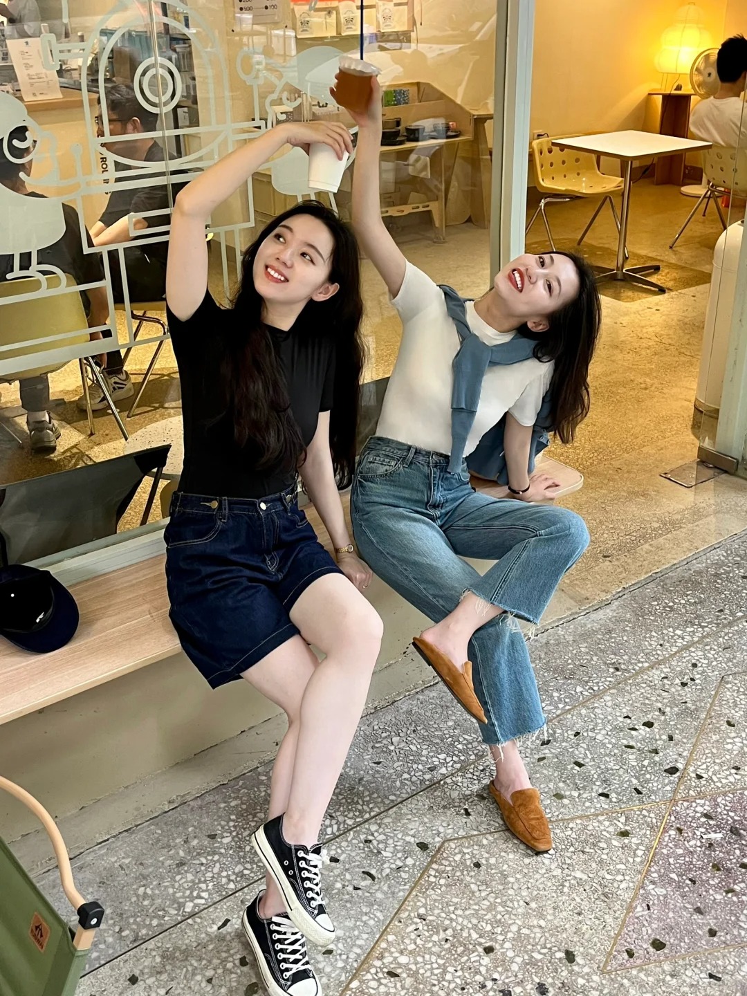 闺蜜穿搭👭春天的黑白搭配
姐妹成对

快乐加倍👭