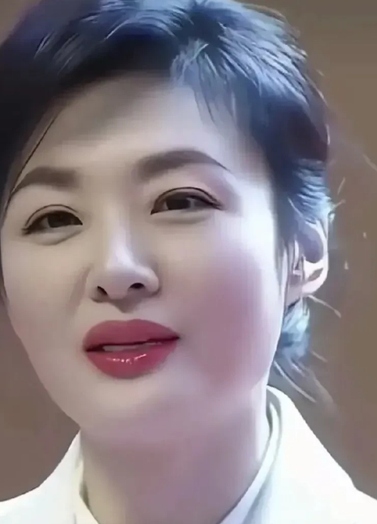 她好美啊，最美的中年女人！虽老了，但她有一种知性美，淡淡的妆，五官大气，高鼻梁，