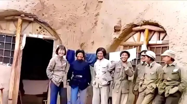 珍贵老照片记录延安女青年抗战时期窑洞前合影留念一张珍贵的老照片。这是一张抗战时期