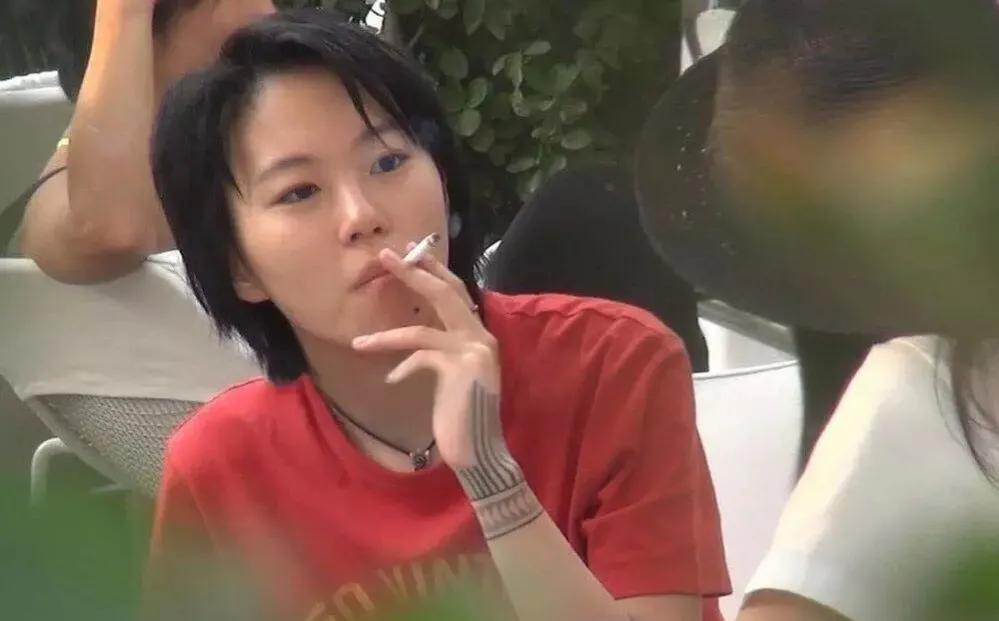 在一采访中，八卦记者问窦靖童：“你有3个爸爸，窦唯、谢霆锋、李亚鹏，你觉得哪一个