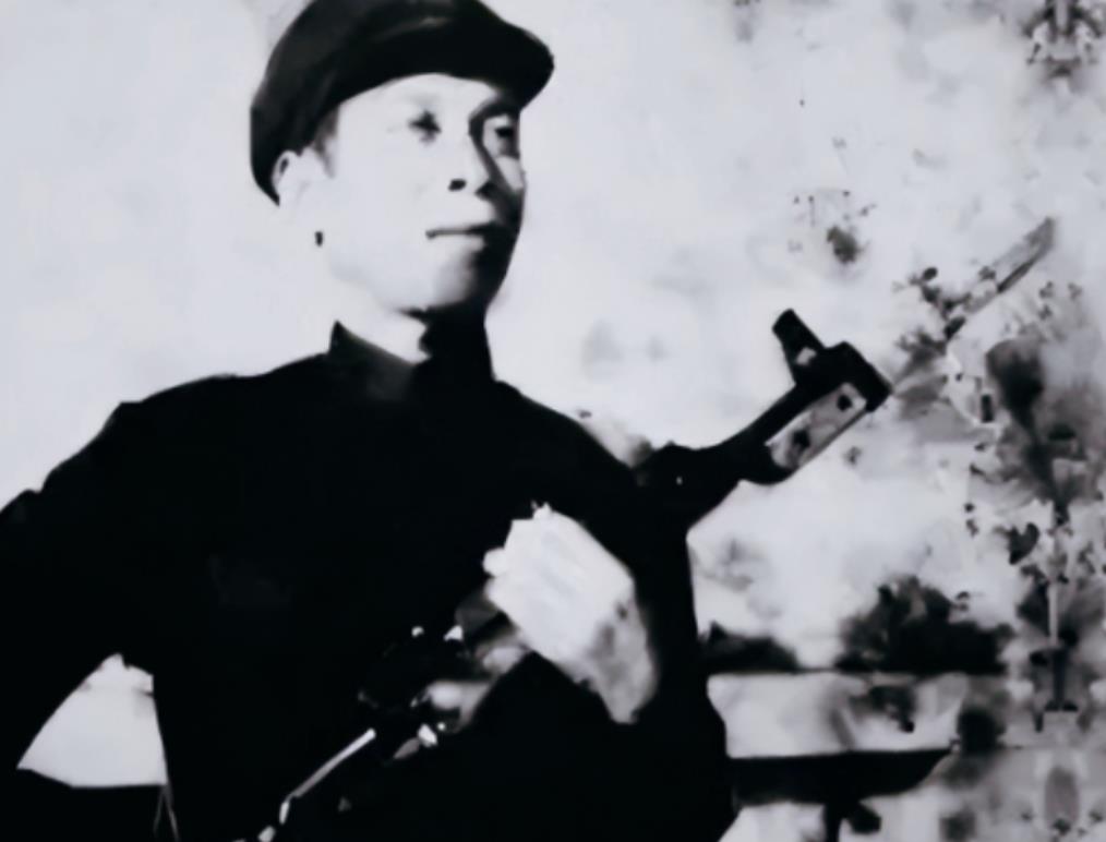 “不行！那是毛主席送我的！”1981年，儿子准备向公安部门上缴家里的冲锋枪，老人