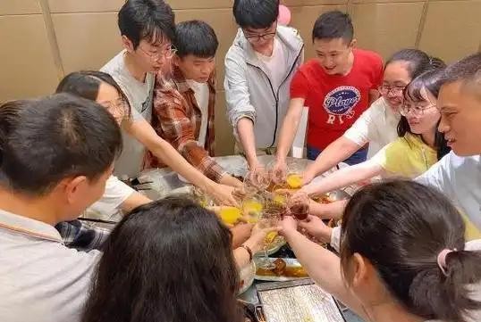 对于聚会有人提出“男A女免”的行为你怎么看？

一般情况来说，提出这个建议人像个