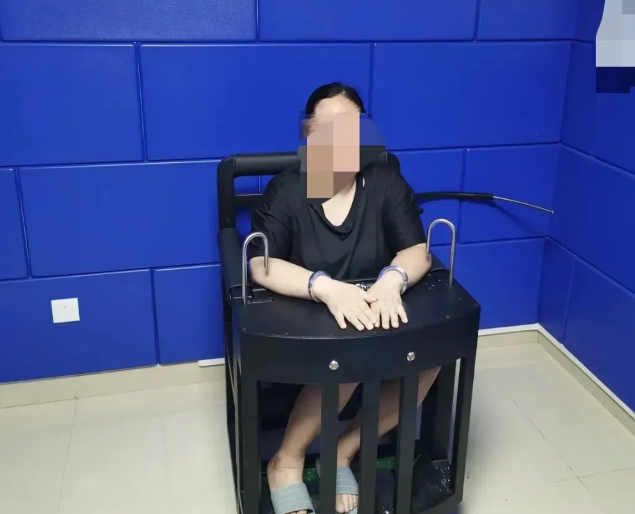 云南，一大妈与一女子打架，被民警带至派出所，民警将双方拷在审讯椅上10余小时，期