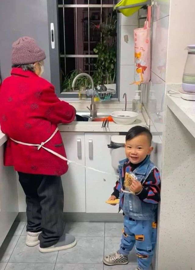 奶奶带娃就是不一样啊