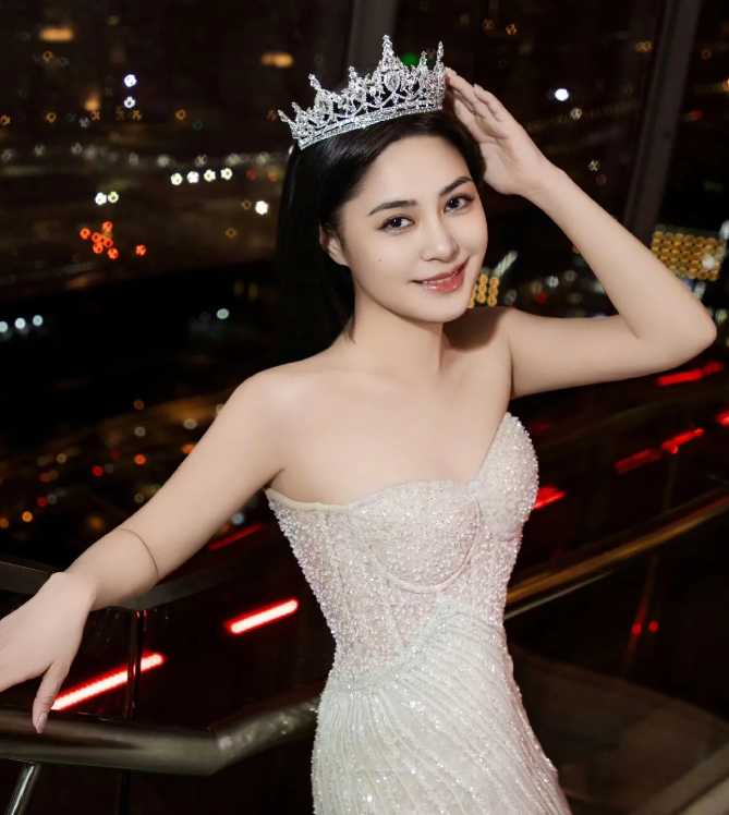 1月22日，钟欣桐在社交平台高调发文，简短几字配上4张美照，心情大好！原来，前一