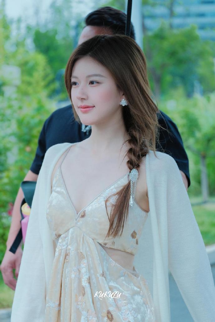 赵露思侧麻花辫，不建议集美们去模仿。这个妆发，看着很臃肿很潦草，全靠赵露思的颜值