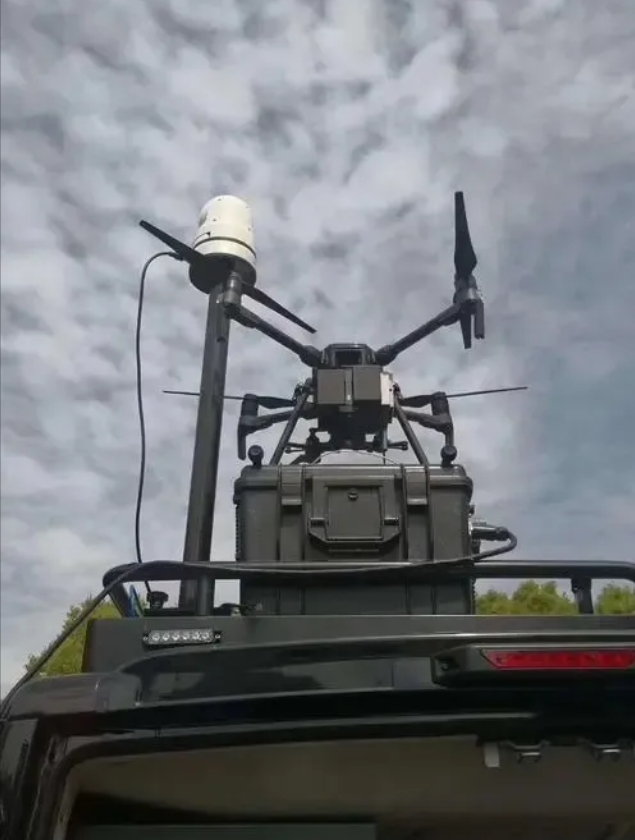 救护车+无人机才是绝配！

国内已经有不少先例，在救护车顶部加装一台急救的无人机