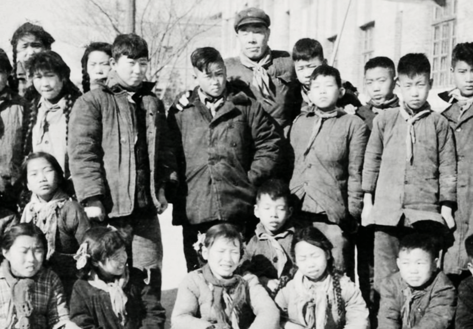 上世纪60年代的一天，安阳军分区军事教室播放电影，要求：“家属和孩子都不准进入。