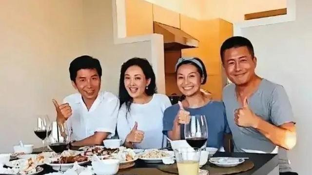 演员牛莉疑似离婚，发文称后面都是一个人的旅程，评论区沦陷