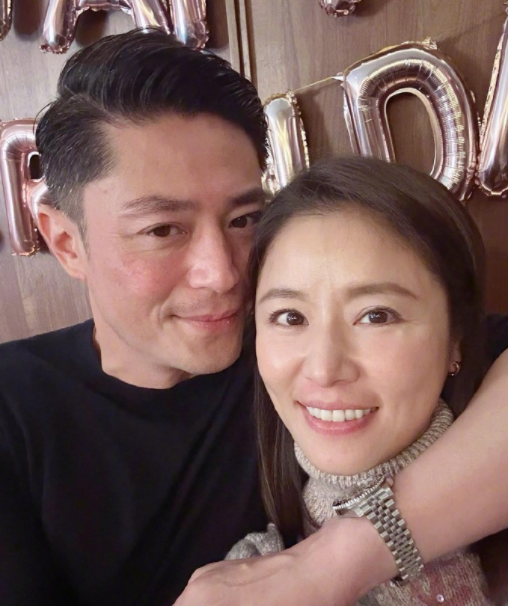 霍建华与张雪迎合作新剧《轻年》，44 岁的他状态引发热议。虽有皱纹但颜值仍在线，