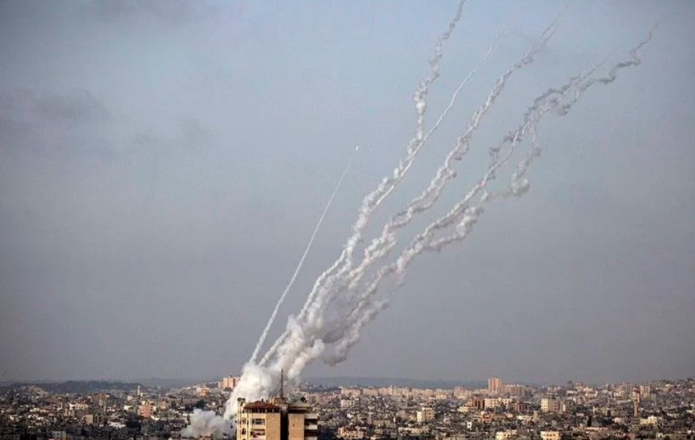 以色列上百万民众被迫躲藏起来。

财联社9月27日电，包括特拉维夫在内的以色列中