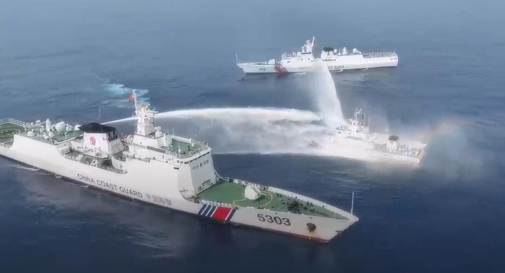 12月4日，菲律宾派大批海警船强闯黄岩岛，054A舰登场后瞬间都老实了！