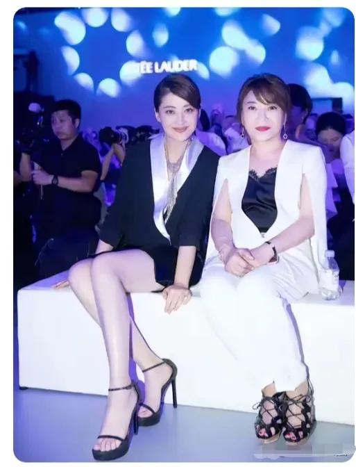不得不说梅婷真是绝了！演技和颜值双双在线，让人狠狠爱住。


她演戏的时候，情感