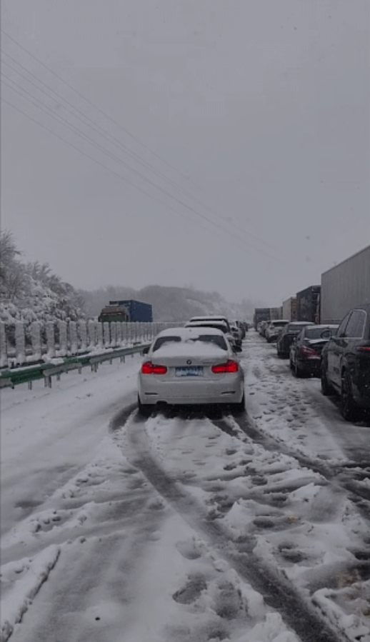 
新能源车主最担心的事情还是来了。过年回家的道路上大雪纷飞，又是一大片车辆堵在高