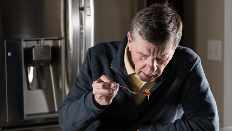 64岁男子坚持不吃晚餐，降血脂、软化血管，半年后身体状况如何？