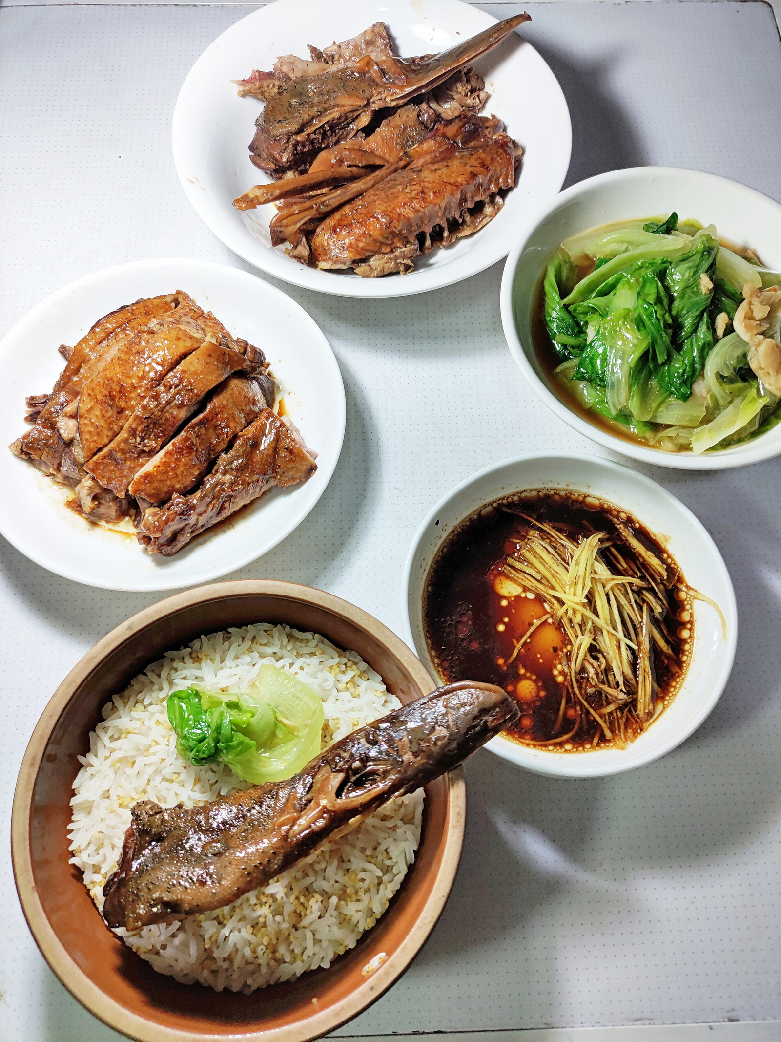 晚饭，自己做的卤水鸭，炒生菜，蒸二米饭。 卤鸭头鸭翅，比鸭肉好吃太多。 ​​​