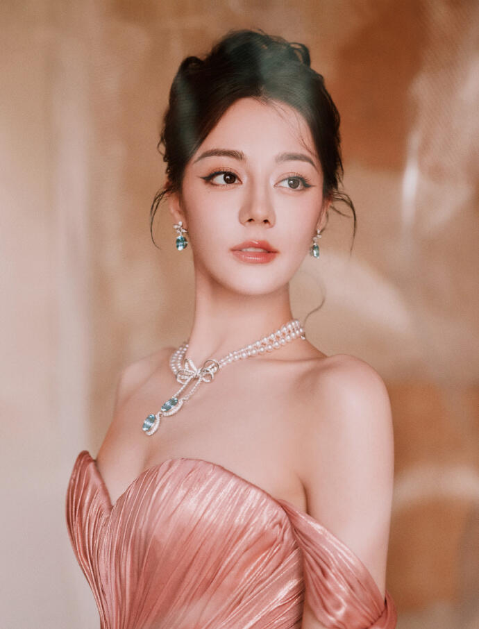 迪丽热巴华彩夺目