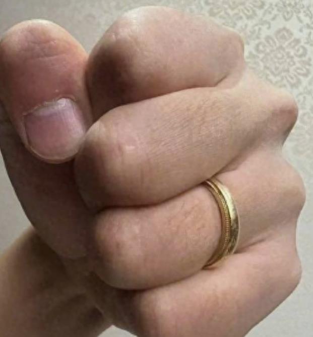 明白人都能看出来朱亚文是个正直有教养、不参与任何圈子的好演员。
 
他这样的人，