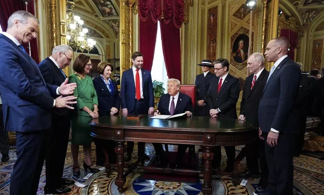 说干就干，特朗普签署第一份法令。
据俄罗斯卫星通讯社报道，美国总统特朗普在就职
