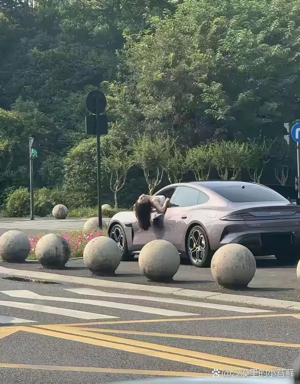 周日早上去晨练，路过一个空荡的停车场，



远远看到一个妙龄女子，


