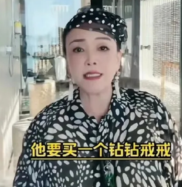 小菲发小的那些事

汪小菲带他去马尔代夫
汪小菲帮他给他女朋友买钻戒
汪小菲给他