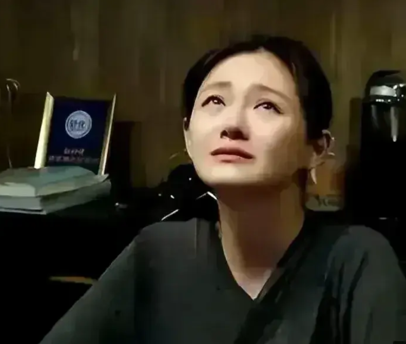大S出人意料地宣布，愿将孩子的监护权托付于汪小菲，自己仅保留探访的权利，这一决定