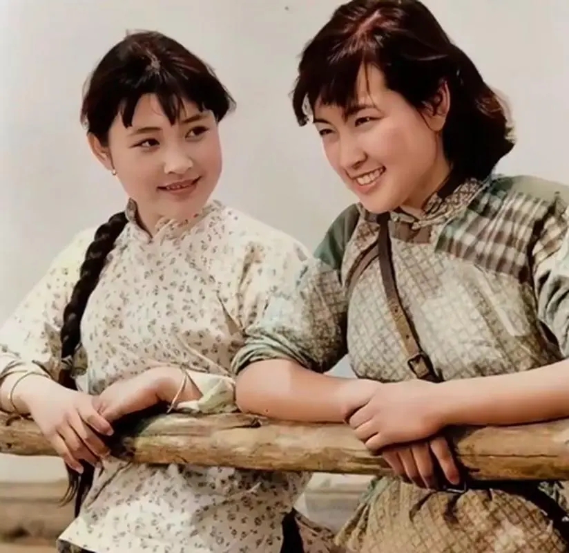 2008年，谢晋导演去世，赵薇、濮存昕等一众明星失声痛哭，这时一个白衣女子却提着