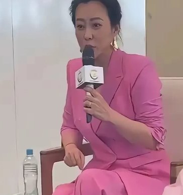 直到看到瘦下来的郝蕾，才明白再美的女神，中年减肥都很“危险”。

郝蕾虽然瘦了不